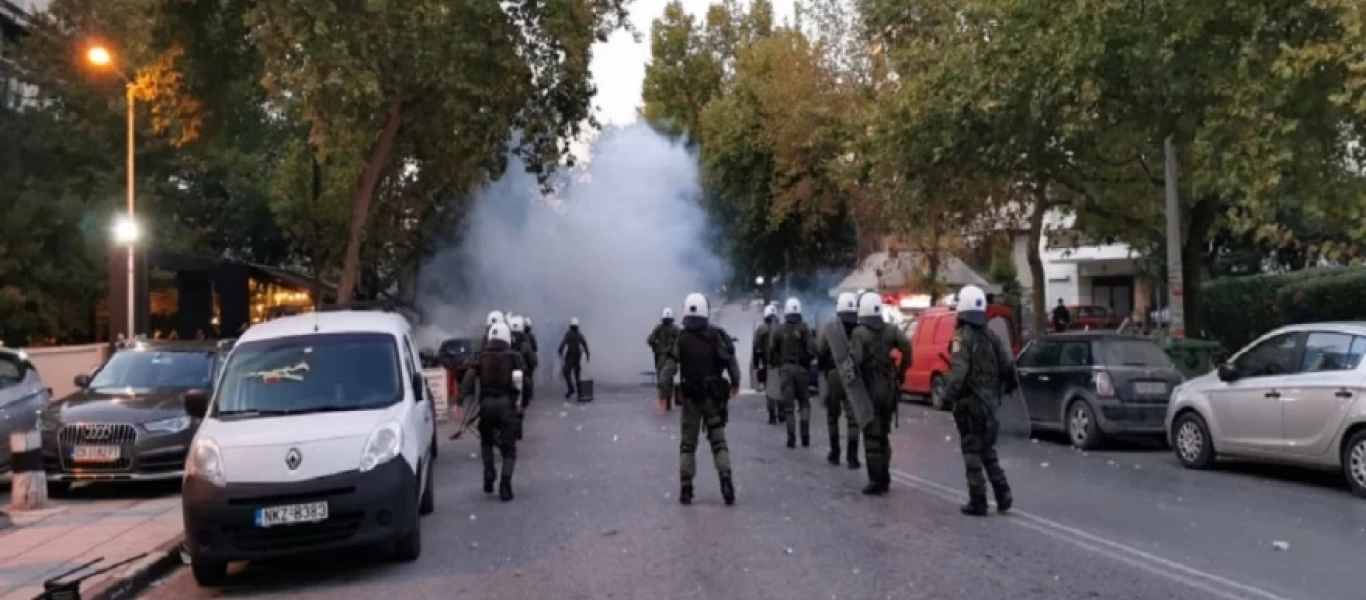 Θεσσαλονίκη: Ένταση έξω από το γήπεδο της Τούμπας με ρίψη χημικών (φώτο)